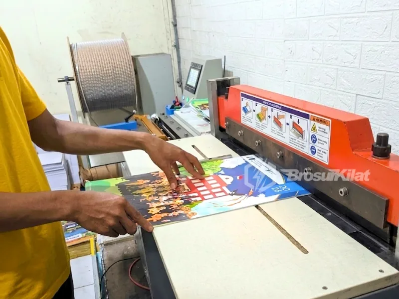 mesin spiral otomatis untuk finishing kalender meja dan dinding