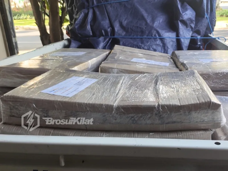 proses packing dan pengiriman kalender ke seluruh Indonesia