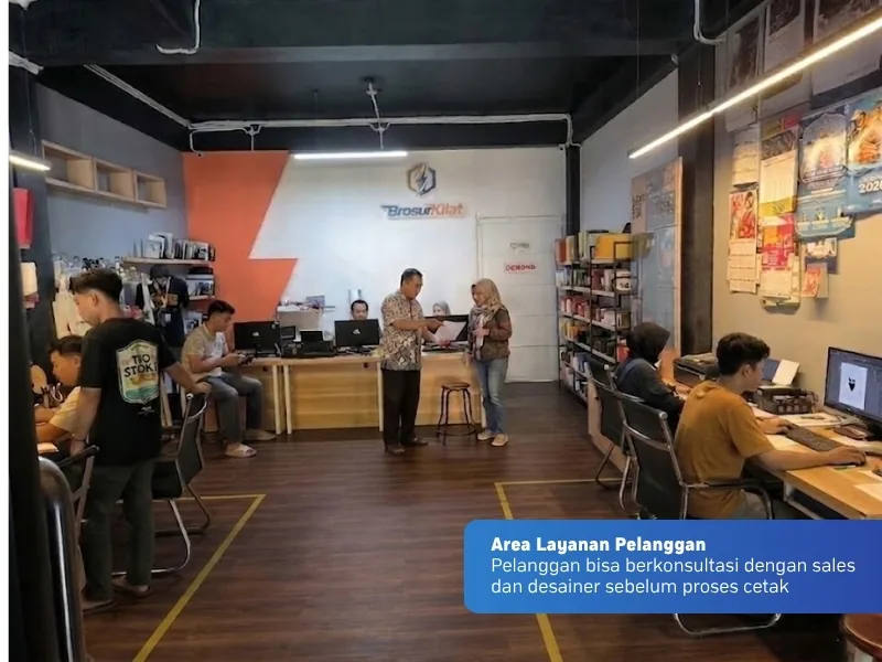 Pelanggan berkonsultasi dengan sales dan desainer di area layanan BrosurKilat Surabaya