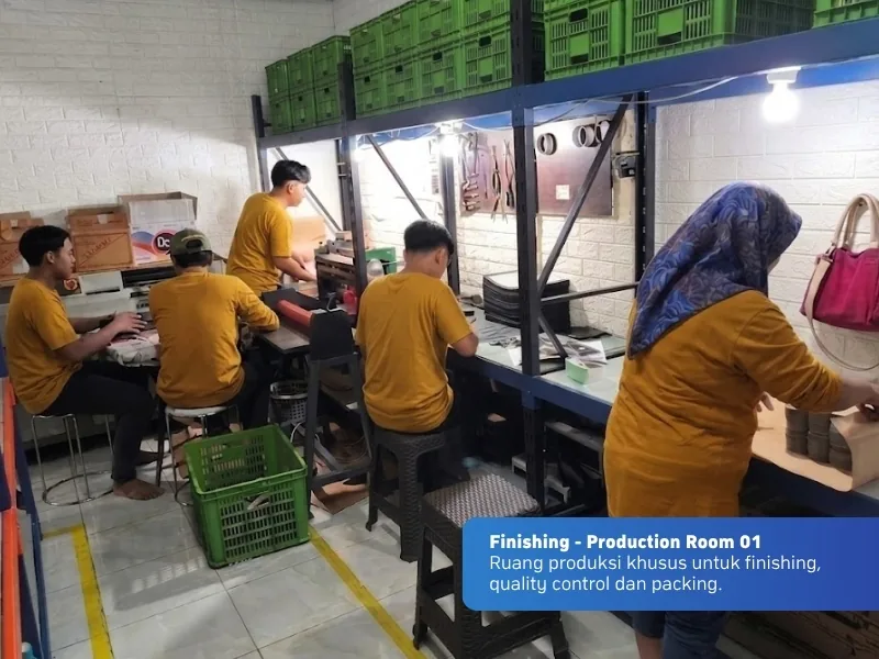 Tim finishing menyortir dan mengemas hasil cetak di meja kerja ruang produksi