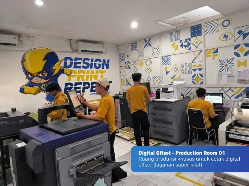 Operator menjalankan mesin cetak digital offset di ruang produksi layanan super kilat